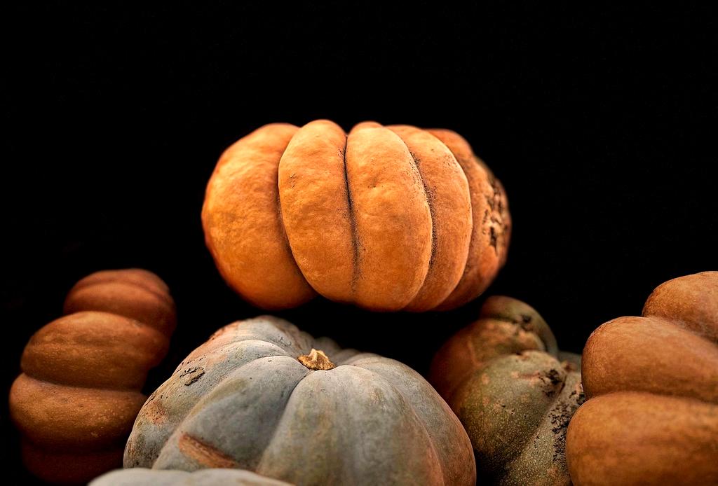 Smart workstation with adaptive AI interface