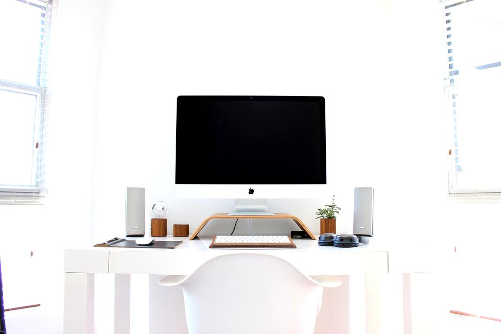 Ultra-wide curved desktop monitor with vivid color display