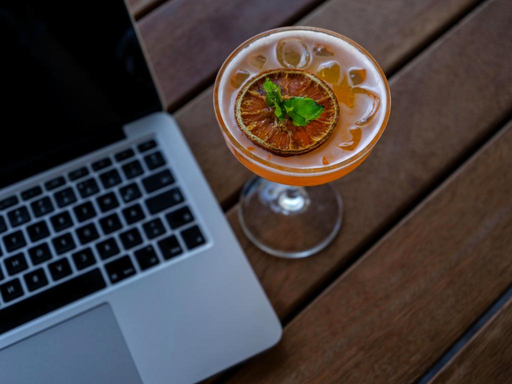 Expert consultation icon showing professional guidance