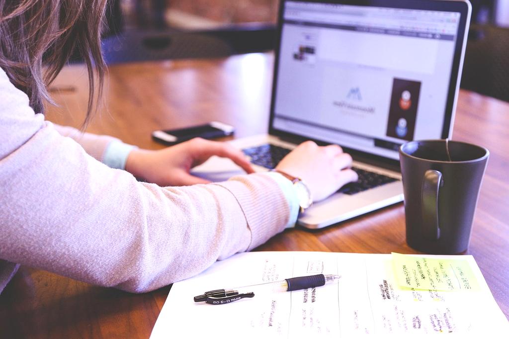 High-resolution OLED laptop display